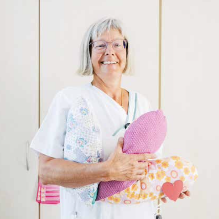 Mit Liebe: Inka Marie Rack überreicht jeder Krebspatientin ein selbst genähtes Herzkissen