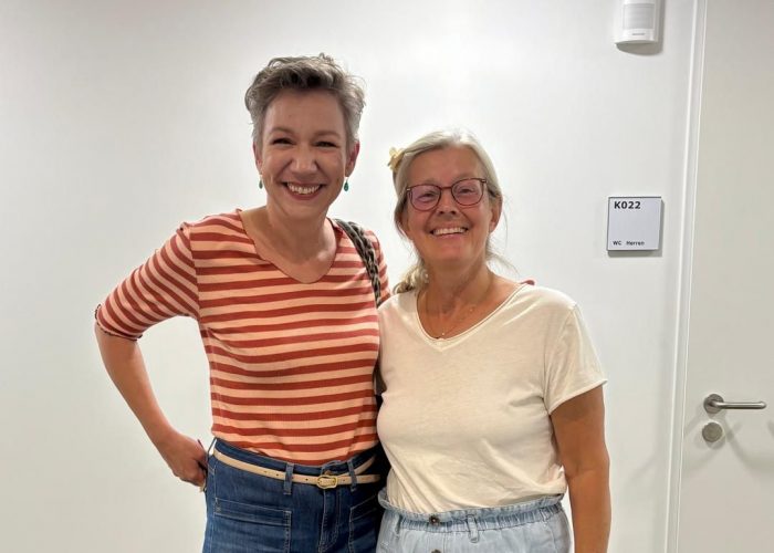 Austausch im Onko Cafe: Christina von Sass (NDR Moderatorin) und Inka Marie Rack (Pflegeexpertin für Brusterkrankungen)