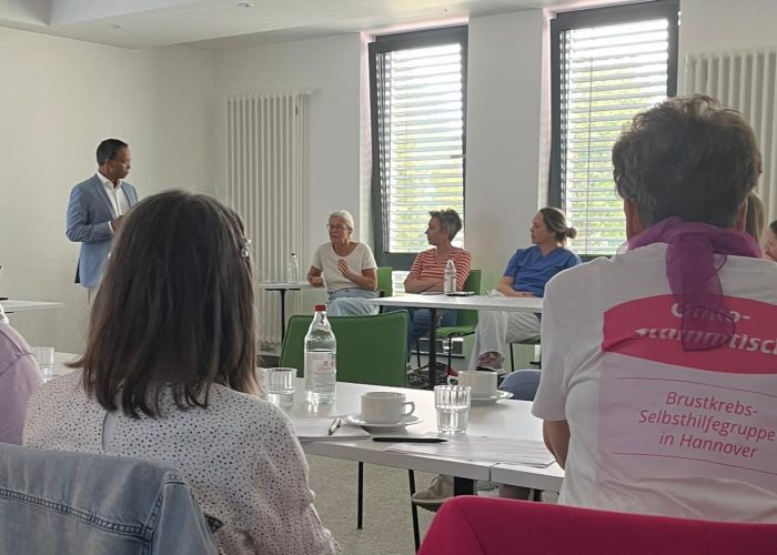 Austausch im Onko Cafe: Special Guest: Christina von Sass (NDR Moderatorin), PD Dr. Sunip Kundu , Chefarzt der Frauenklinik Vinzenzkrankenhaus, Inka Rack